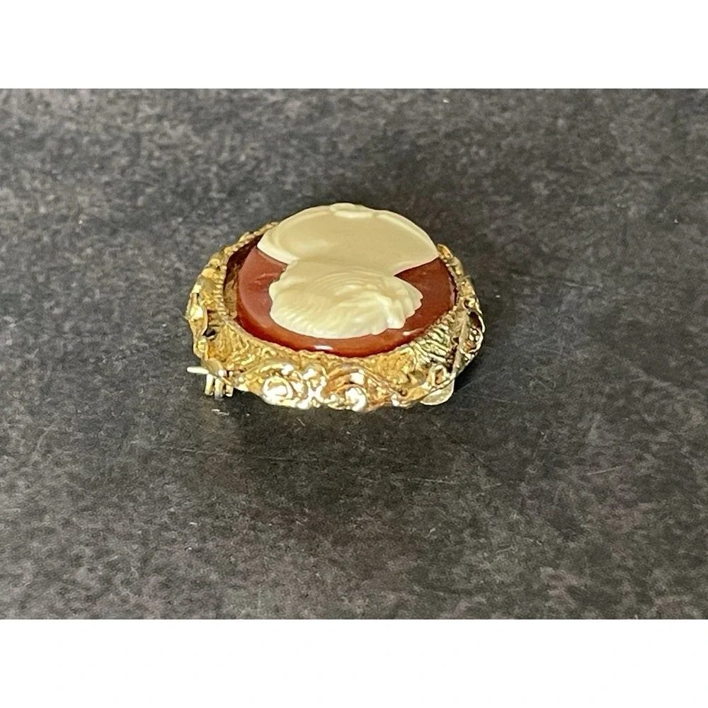 Vintage Gold Amber Cream Cameo Pin Brooch